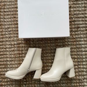 New never worn Chinese Laundry boots in bone size 7